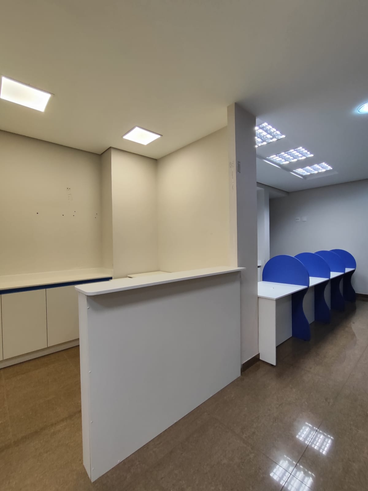 Posto de Atendimento com Cadeiras Azuis