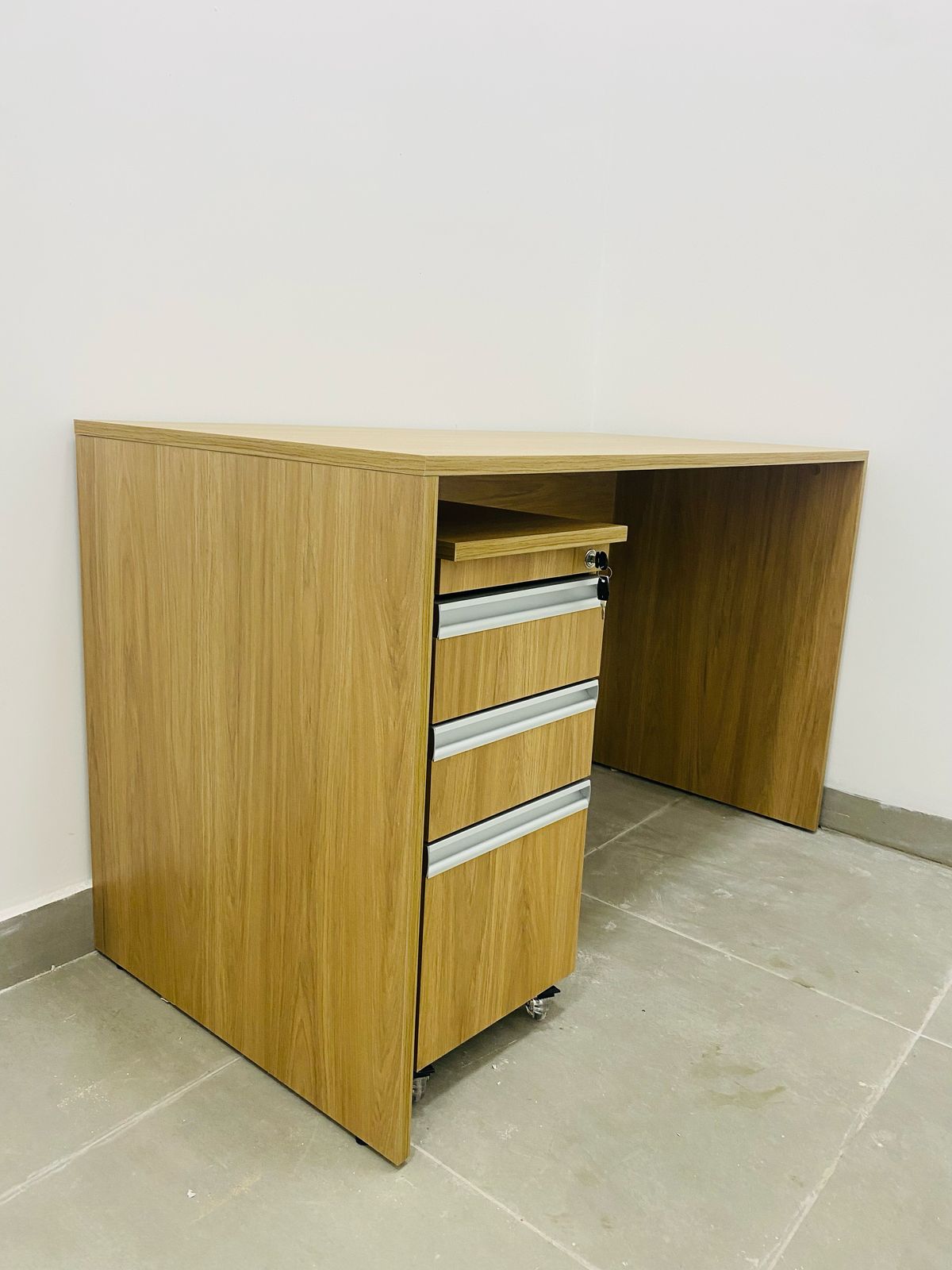 Mesa Compacta com Gaveteiro Integrado