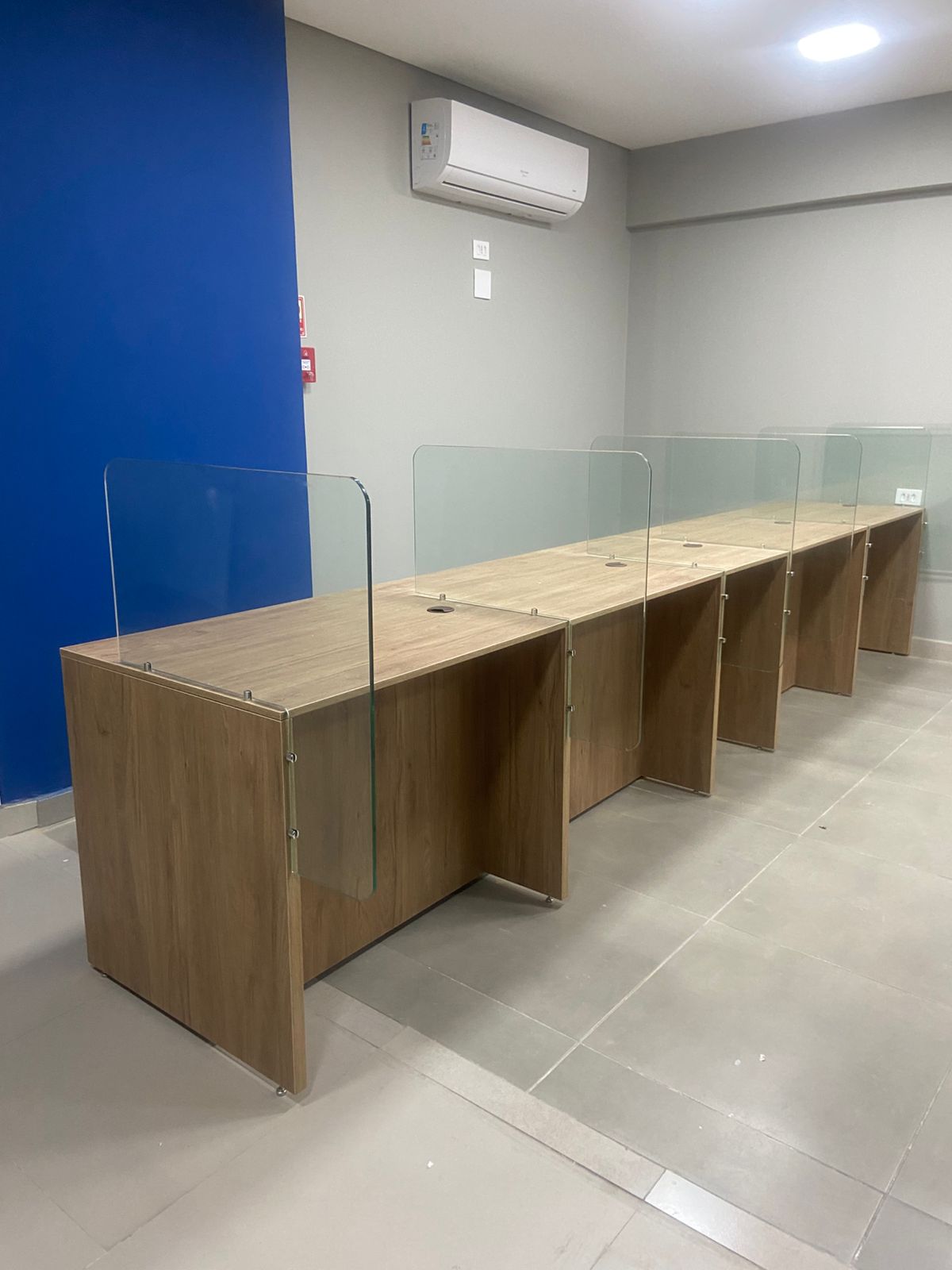 Bancada de atendimento paciente com divisores de vidro