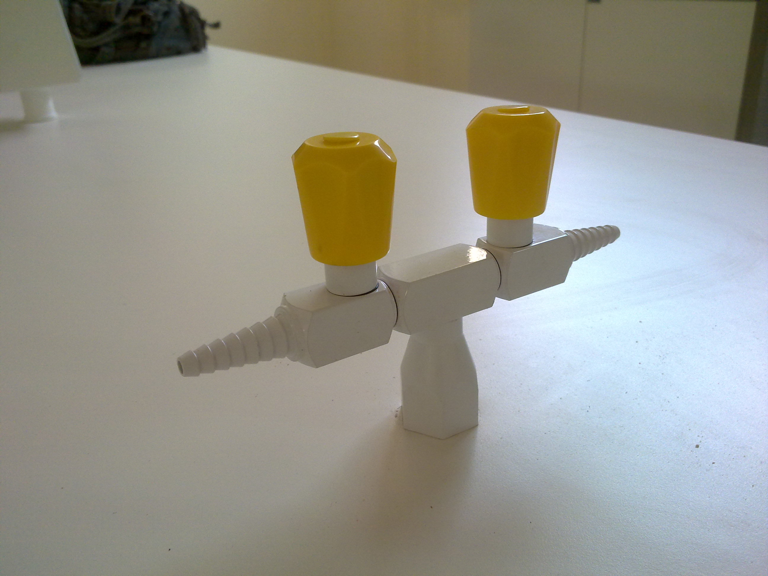 Torneira dupla para laboratório