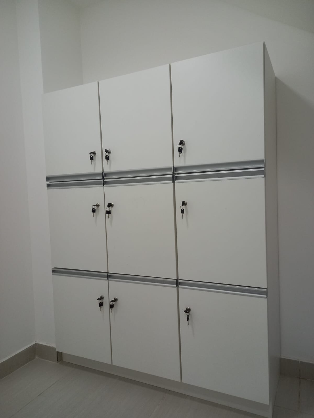Armário Triplo com Fechaduras de Segurança
